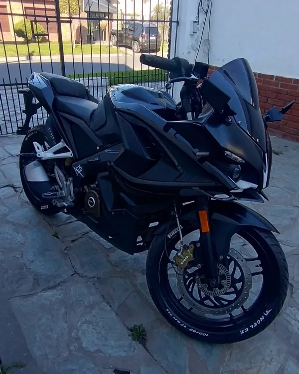 Bajaj Rouser RS 200