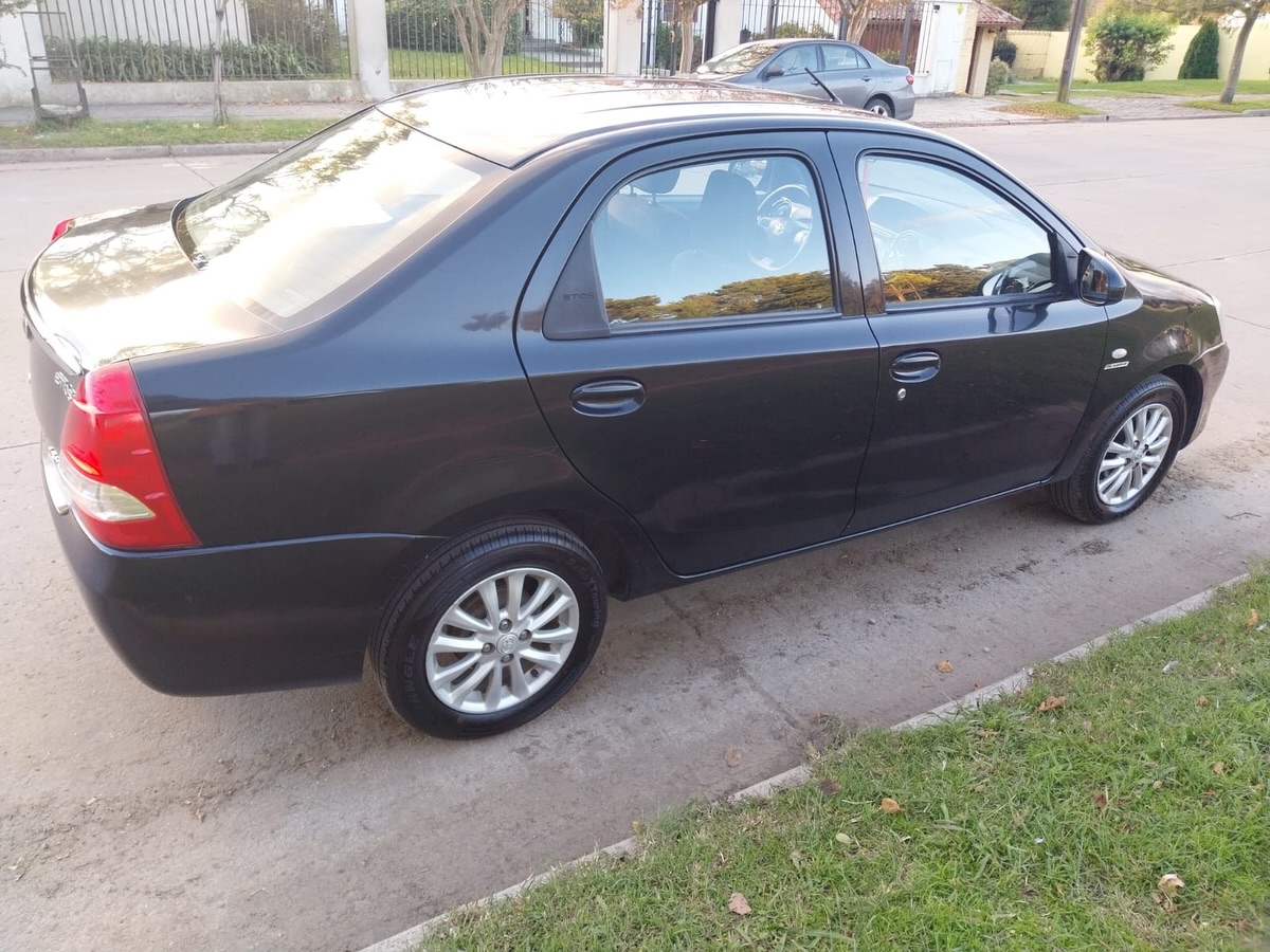 Toyota Etios XLS Sedán